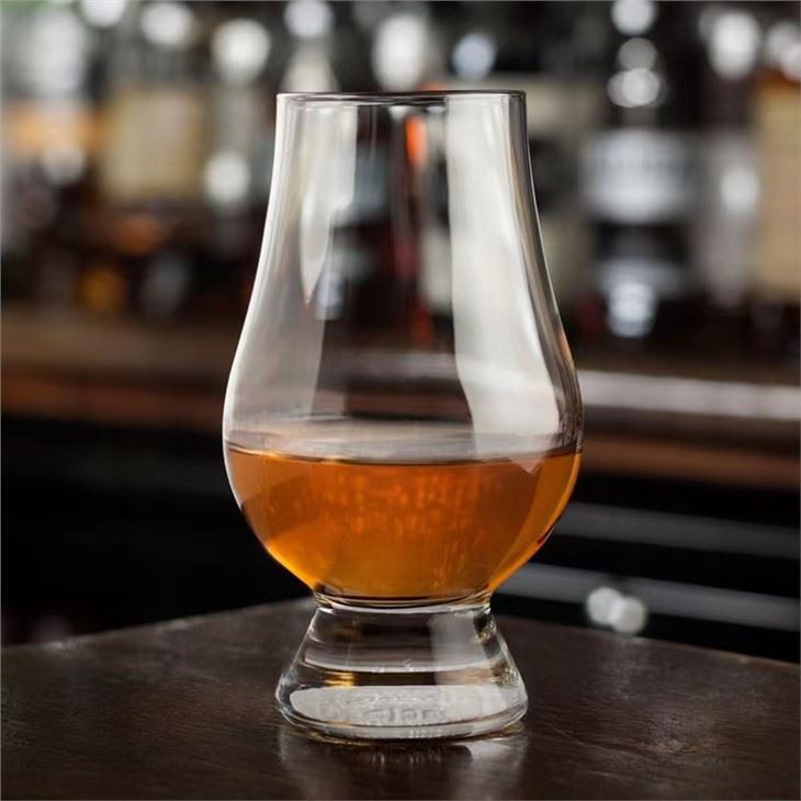 Taza de cristal con olor a whisky